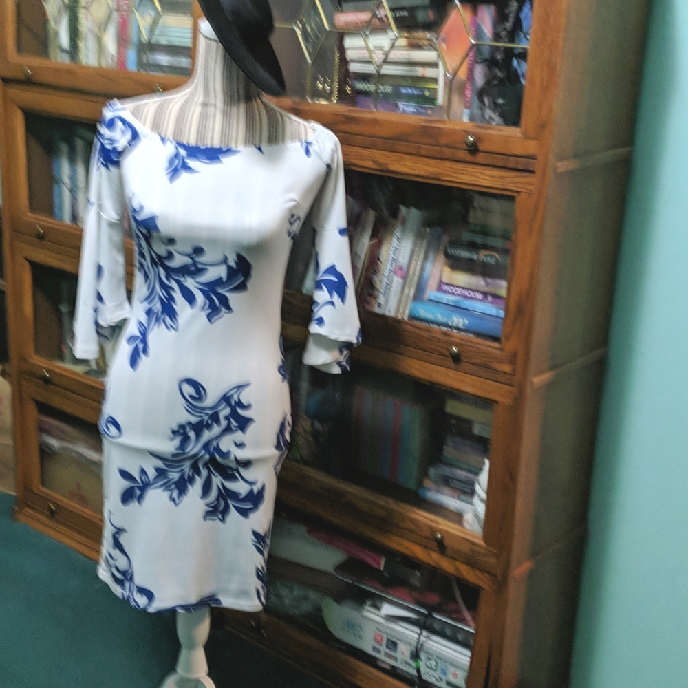 Cute flare-sleeve dress